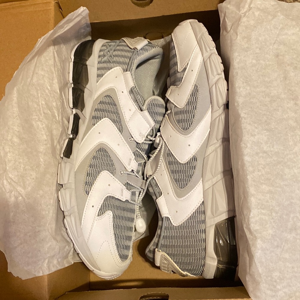 BRAND NEW w/o tags-Men’s pair of ASICS Tiger Glacier Grey Shoes.